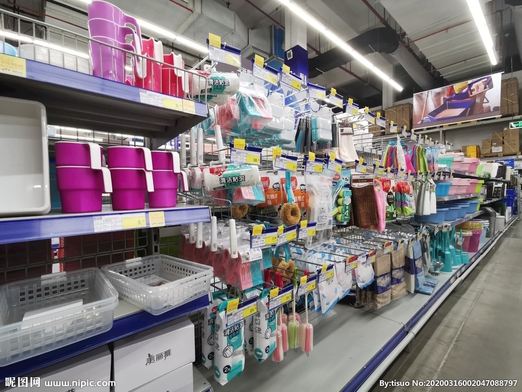 超市里的家居用品 映照日常生活的温度与选择